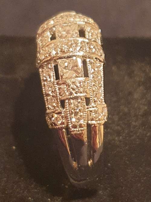 *OOH SO NICE!!* Platinum and Diamond Ring