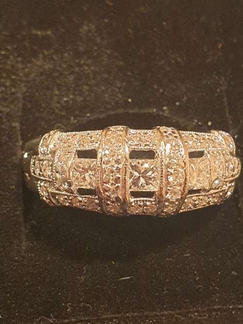 *OOH SO NICE!!* Platinum and Diamond Ring