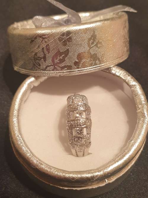 *OOH SO NICE!!* Platinum and Diamond Ring