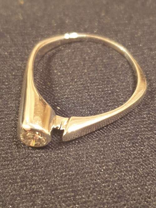 18ct and Rhodium and 0.25 carat genuine Solitaire Diamond Ring