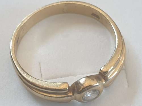 9ct gold and C.Z Ring