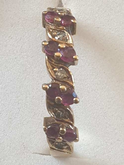 Vintage hallmarked 8xruby`s and 5xDiamonds set in 9ct yellow gold band