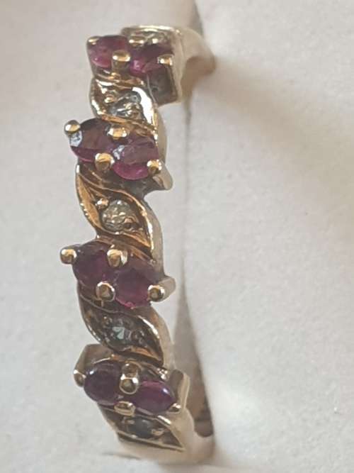 Vintage hallmarked 8xruby`s and 5xDiamonds set in 9ct yellow gold band