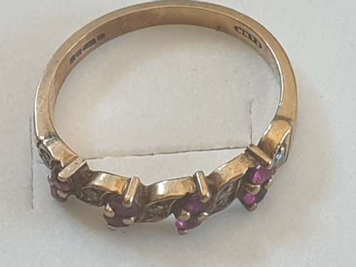 Vintage hallmarked 8xruby`s and 5xDiamonds set in 9ct yellow gold band