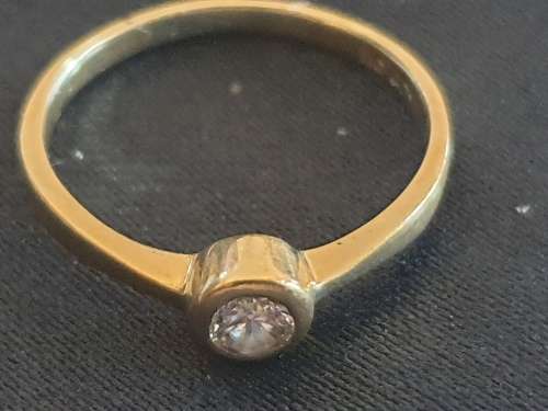 9ct yellow gold and solitaire Cubic Zirconia ring