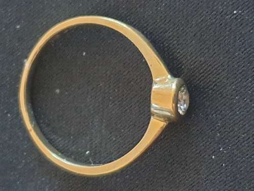 9ct yellow gold and solitaire Cubic Zirconia ring