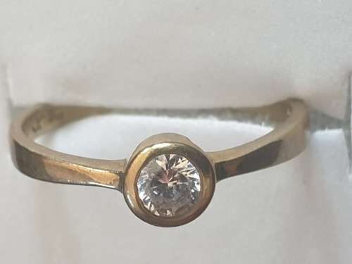 9ct yellow gold and solitaire Cubic Zirconia ring