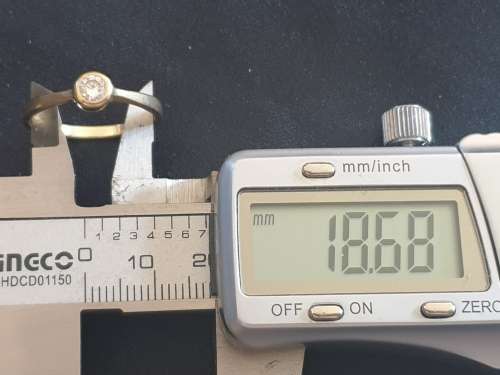 9ct yellow gold and solitaire Cubic Zirconia ring