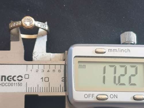 9ct and Cubic Zirconium  ring