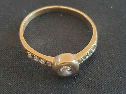 9ct and Cubic Zirconium  ring