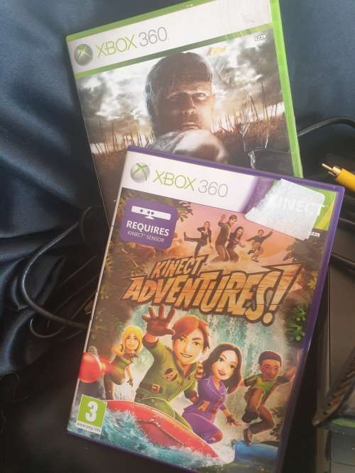 Xbox 360 console with 1 control, kinect and 2 games -model 1439