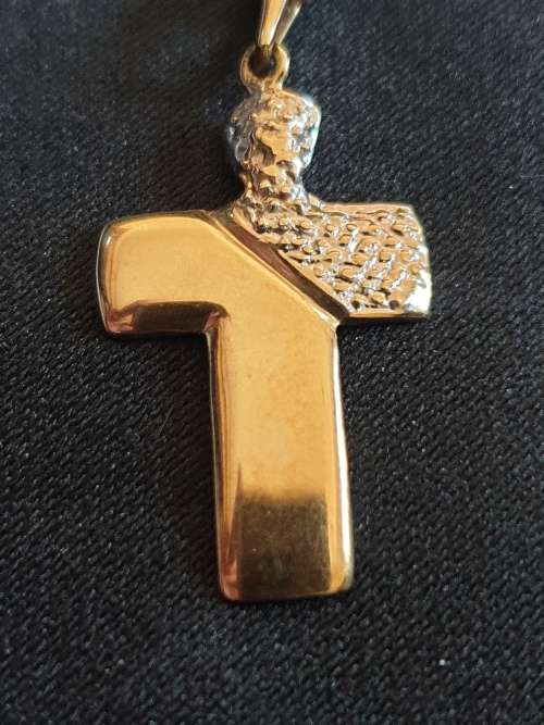 9ct Yellow gold chain with 9ct gold cross