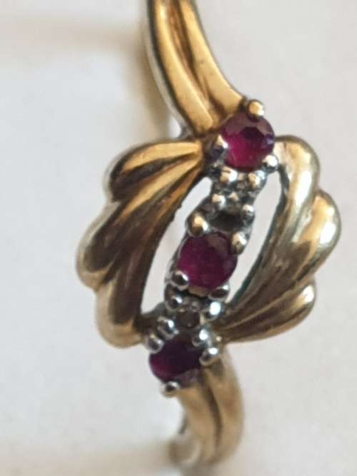 Dainty 9ct and garnet and Diamond ring