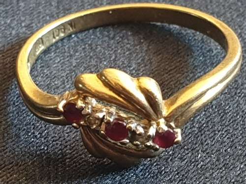 Dainty 9ct and garnet and Diamond ring