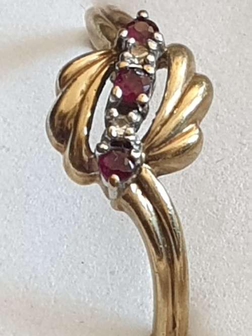 Dainty 9ct and garnet and Diamond ring
