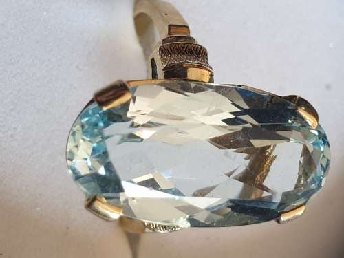 14ct yellow gold and large approx 11.0 carat Aquamarine