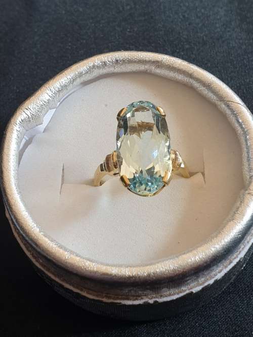 14ct yellow gold and large approx 11.0 carat Aquamarine