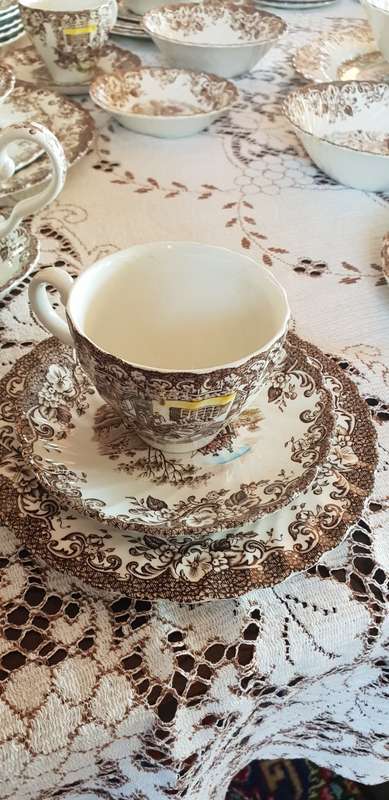 Highly Collectable Johnson Brothers Brown -coaching scene 89pc Dinner service in very good condition