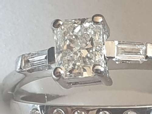 Genuine Platinium and Radiant cut 0.46 carat  Diamond ring set