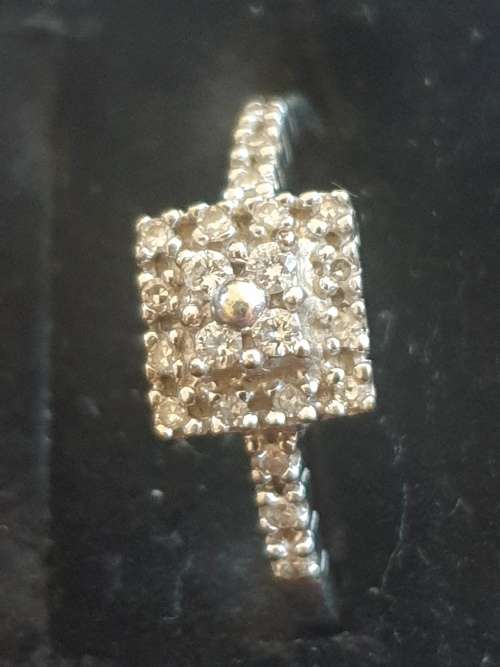 9ct White gold and Diamond