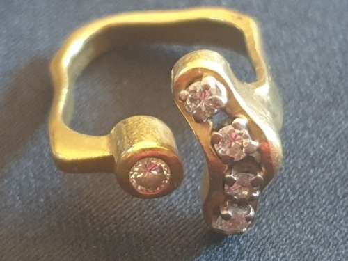 18ct gold and 5x Diamond hand made ring