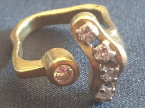 18ct gold and 5x Diamond hand made ring