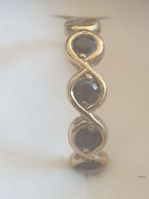 9ct gold and garnet ring made between 1955-1995 stamped Jayem