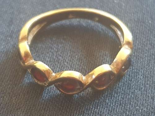 9ct gold and garnet ring made between 1955-1995 stamped Jayem