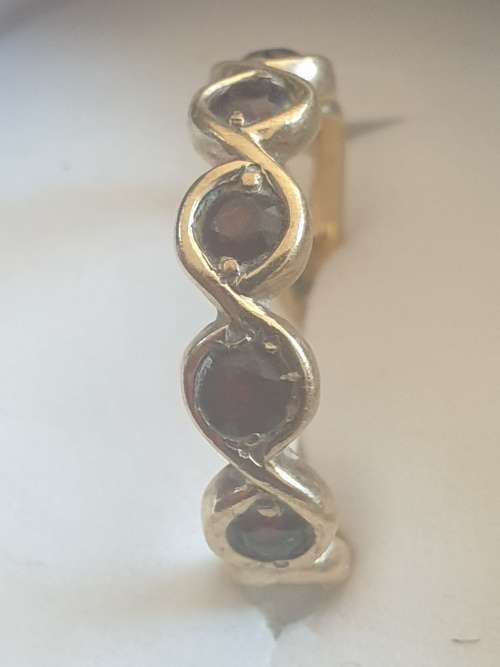9ct gold and garnet ring made between 1955-1995 stamped Jayem