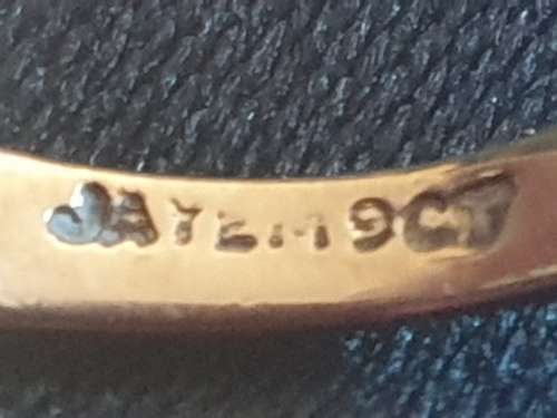 9ct gold and garnet ring made between 1955-1995 stamped Jayem