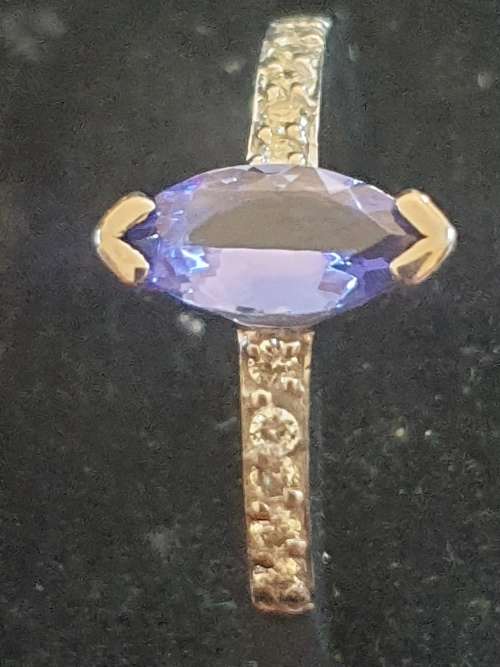 Very pretty 9ct white gold and marquise Tanzanite ring