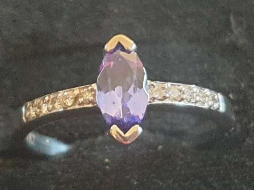 Very pretty 9ct white gold and marquise Tanzanite ring