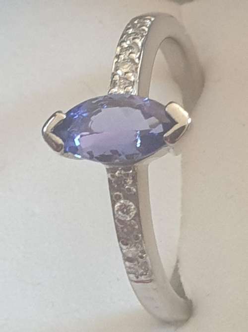 Very pretty 9ct white gold and marquise Tanzanite ring