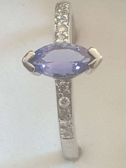 Very pretty 9ct white gold and marquise Tanzanite ring