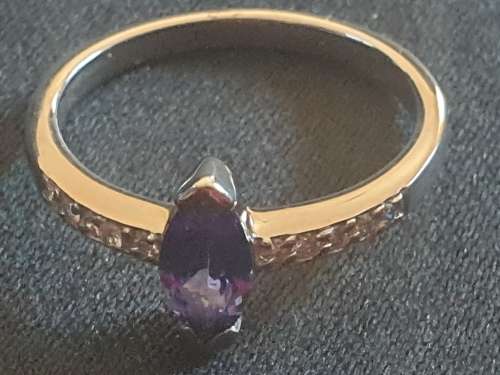 Very pretty 9ct white gold and marquise Tanzanite ring