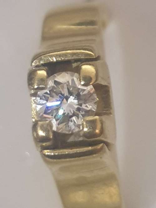 18ct yellow gold and 0.22 carat diamond ring