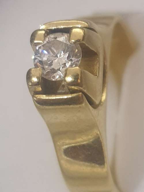 18ct yellow gold and 0.22 carat diamond ring