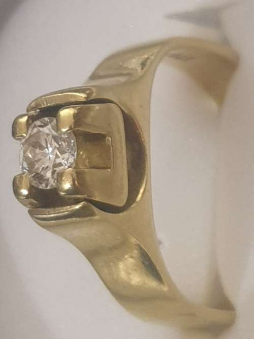 18ct yellow gold and 0.22 carat diamond ring