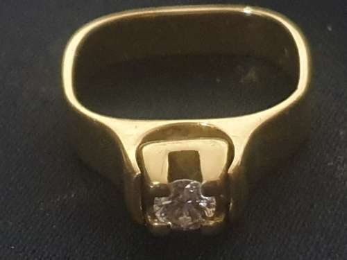 18ct yellow gold and 0.22 carat diamond ring