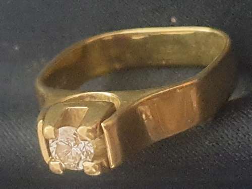 18ct yellow gold and 0.22 carat diamond ring