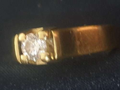 18ct yellow gold and 0.22 carat diamond ring