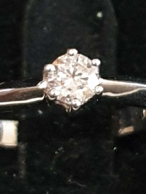 18ct white gold and geniune 0.25 carat solitaire diamond engagement ring