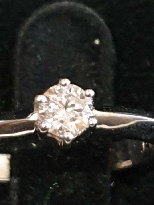 18ct white gold and geniune 0.25 carat solitaire diamond engagement ring