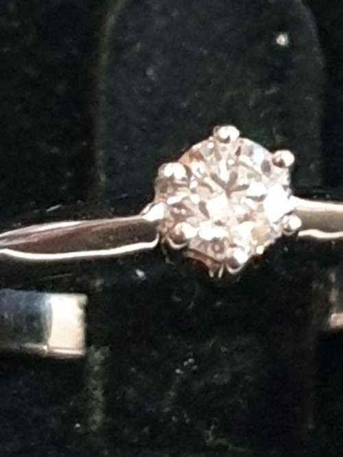 18ct white gold and geniune 0.25 carat solitaire diamond engagement ring