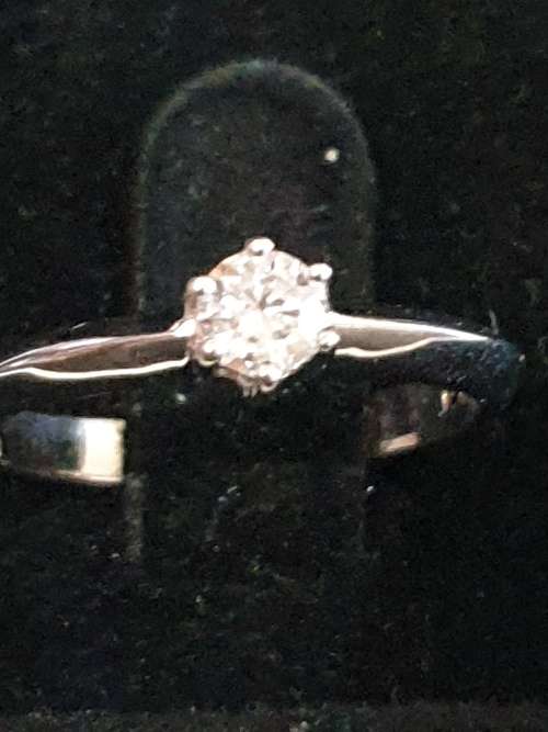 18ct white gold and geniune 0.25 carat solitaire diamond engagement ring