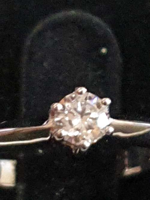18ct white gold and geniune 0.25 carat solitaire diamond engagement ring