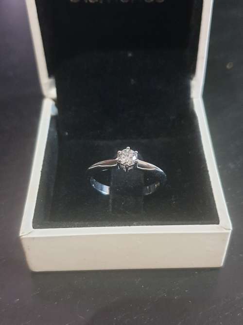 18ct white gold and geniune 0.25 carat solitaire diamond engagement ring