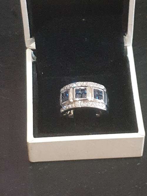 18ct Princess cut Sapphire`s and Diamond Ring of approx 0.98 carats