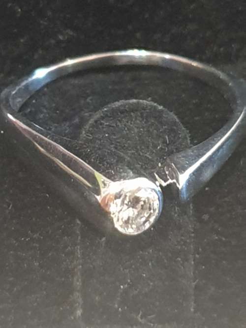 18ct and Rhodium and 0.25 carat genuine Solitaire Diamond Ring