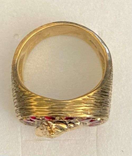 Stunning 9ct yellow gold men`s Horse shoe ring with approx 1.75 carats of ruby`s